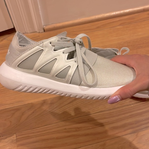 Size 6 Adidas Sneakers, NEW. Never worn before, all new - Picture 2 of 5